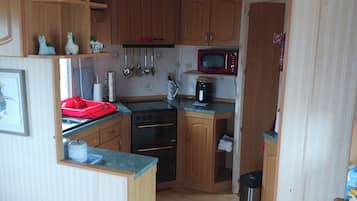 Lemari es, microwave, dan oven