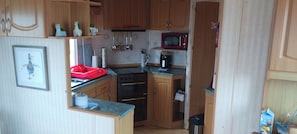 Fridge, microwave, oven - Donegal Mobile Home-coast-family Friendly-sleeps 5 (Gortahork)