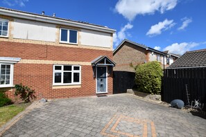 A residential property with a paved driveway, a front door, and a brick facade. - Cozy corner - Perfect retreat only 10 minutes Walk to the Marina and Old Town (Kingston upon Hull)