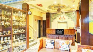 Une pièce au décor traditionnel, comprenant un comptoir d’accueil, une horloge et un panneau d’affichage.