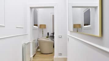 Comfort Suite, 1 King Bed, Non Smoking, City View | Bathroom | Slippers