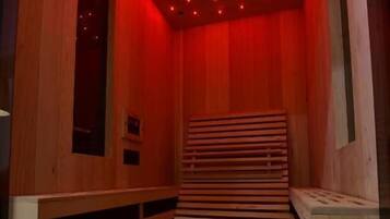 Suite Deluxe, 1 letto king, non fumatori, vista città | Sauna