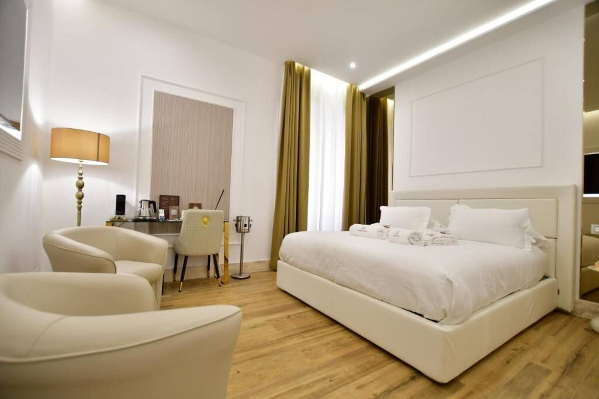 Comfort Suite, 1 King Bed, Non Smoking, City View