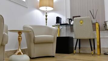 Comfort Suite, 1 King Bed, Non Smoking, City View | Interior