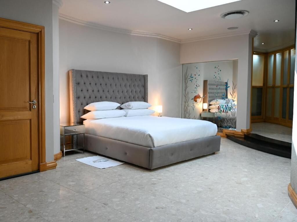 Premium suite, uitzicht op zwembad | Een minibar, een kluis op de kamer, gratis wifi
