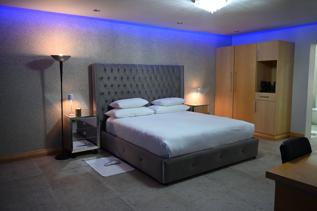 Suite Deluxe, 1 habitación, patio, vistas al jardín | Minibar, caja fuerte, wifi gratis