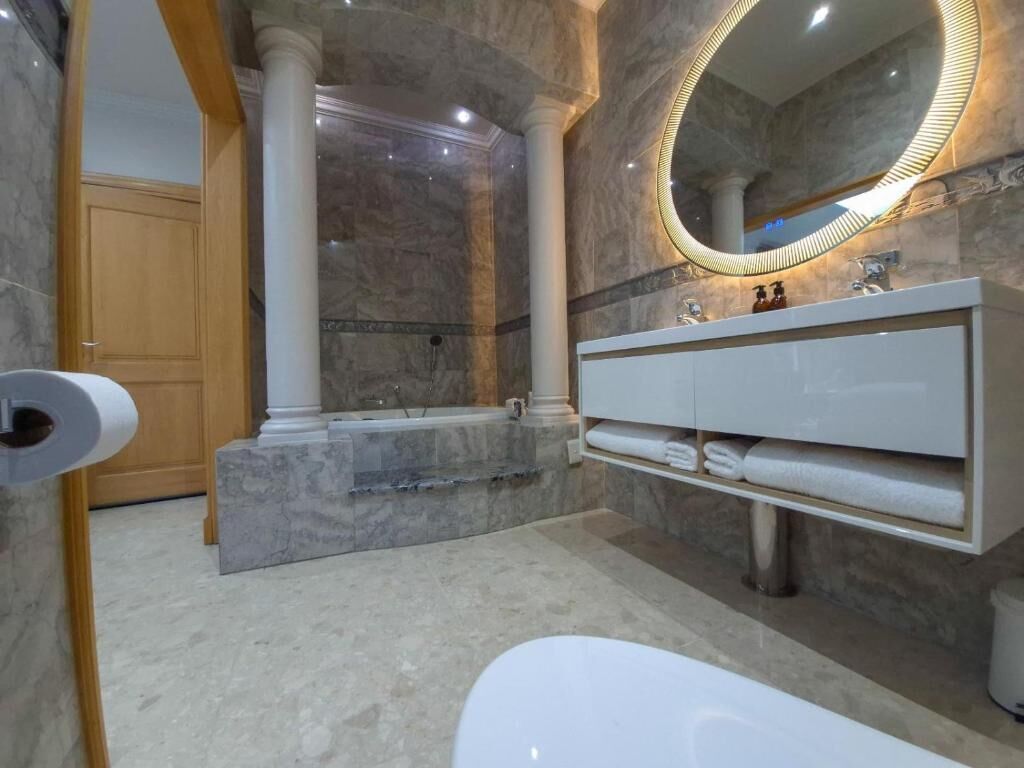 Suíte premier, 1 cama King, banheira de imersão, vista para a piscina | Banheiro