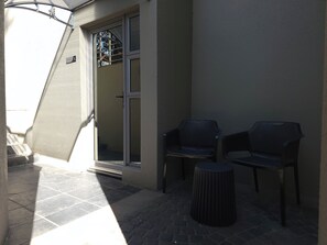 Suite clásica, 1 cama de matrimonio grande, patio, vistas al jardín | Vistas al jardín