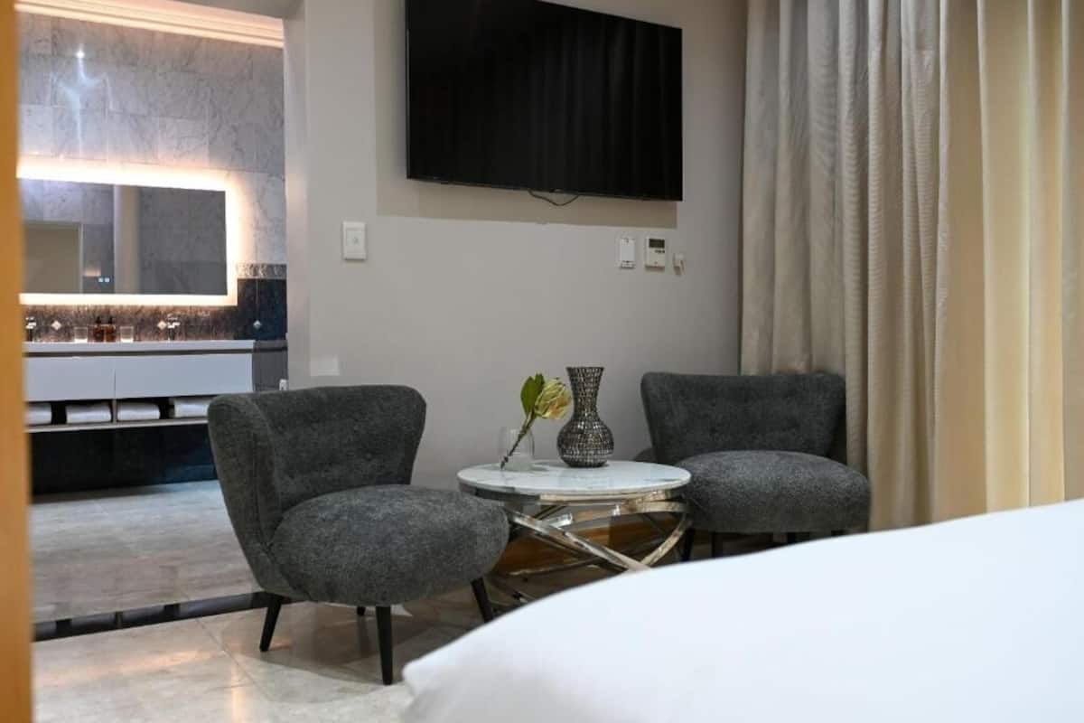 Suite superior, 1 cama de matrimonio grande, bañera de hidromasaje, vistas al jardín | Minibar, caja fuerte, wifi gratis