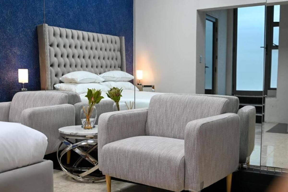 Suite clásica, 1 cama de matrimonio grande, patio, vistas al jardín | Minibar, caja fuerte, wifi gratis