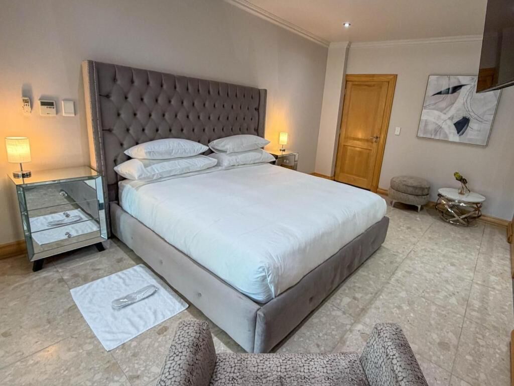 Executive suite, uitzicht op zwembad | Een minibar, een kluis op de kamer, gratis wifi