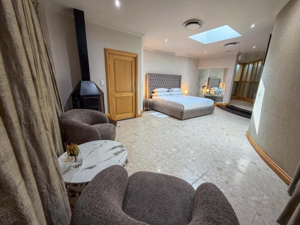 Suite Premium, vista piscina | Una cassaforte in camera, Wi-Fi gratuito