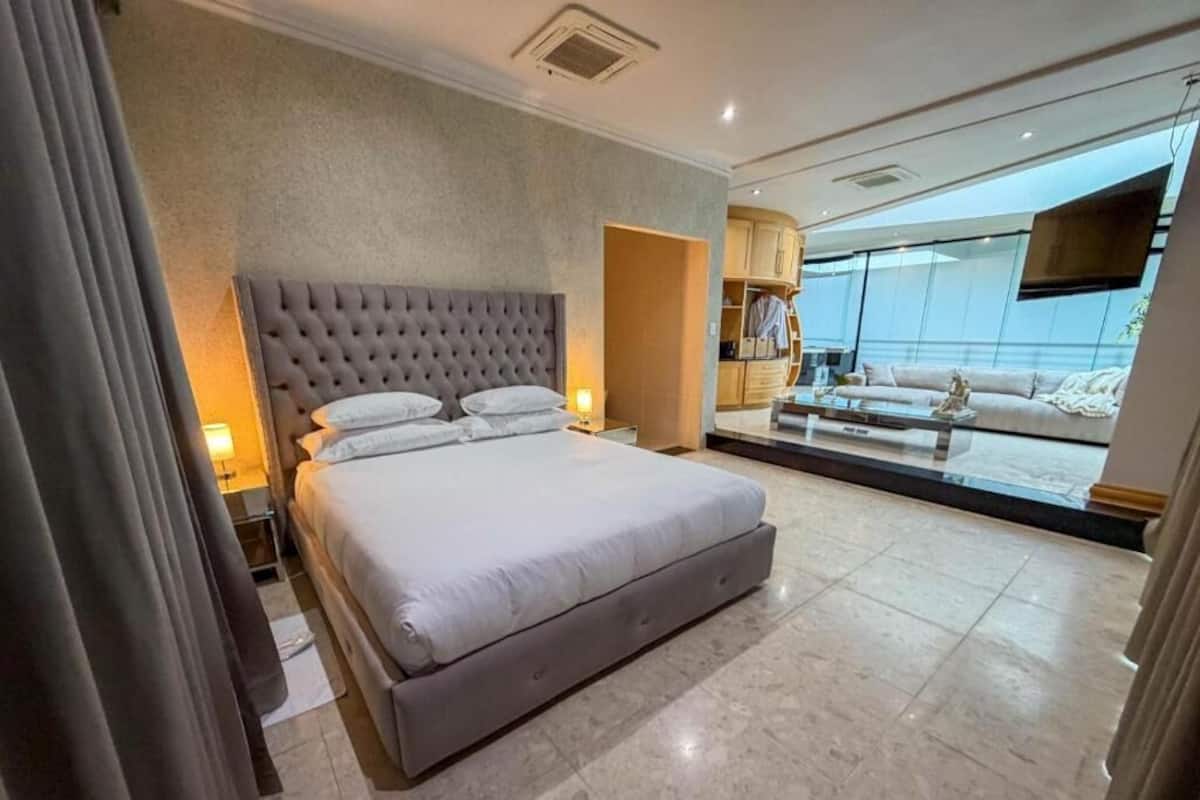 Suite presidencial, 1 habitación, bañera de hidromasaje, vistas a la ciudad | Minibar, caja fuerte, wifi gratis