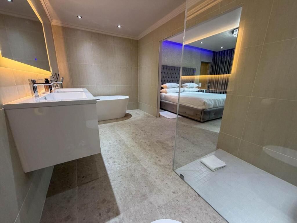 Luxe tweepersoonskamer, terras, uitzicht op tuin | Een minibar, een kluis op de kamer, gratis wifi