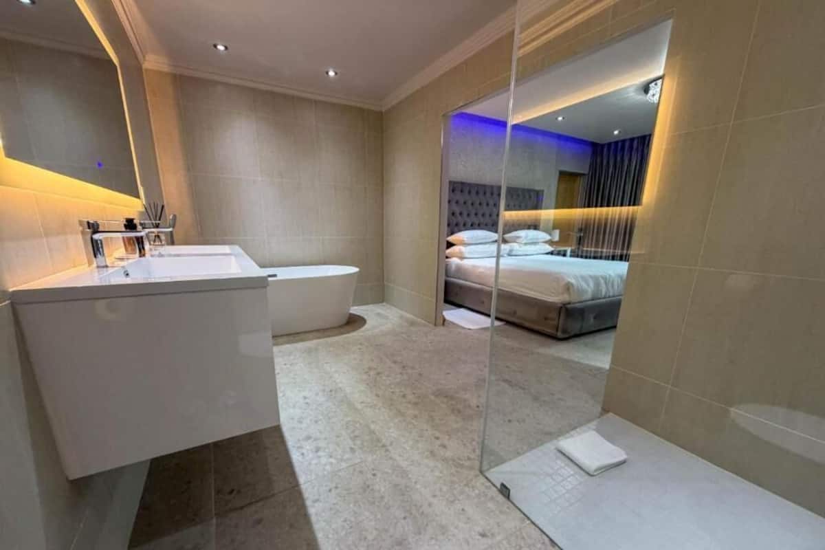 Suite de lujo, 1 cama de matrimonio grande, ducha adaptada, patio | Minibar, caja fuerte, wifi gratis