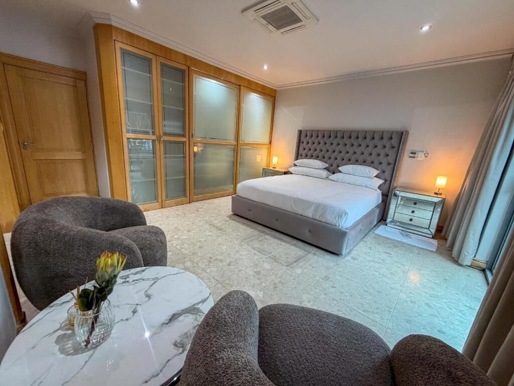 Suite Executive, balcone, vista piscina | Una cassaforte in camera, Wi-Fi gratuito