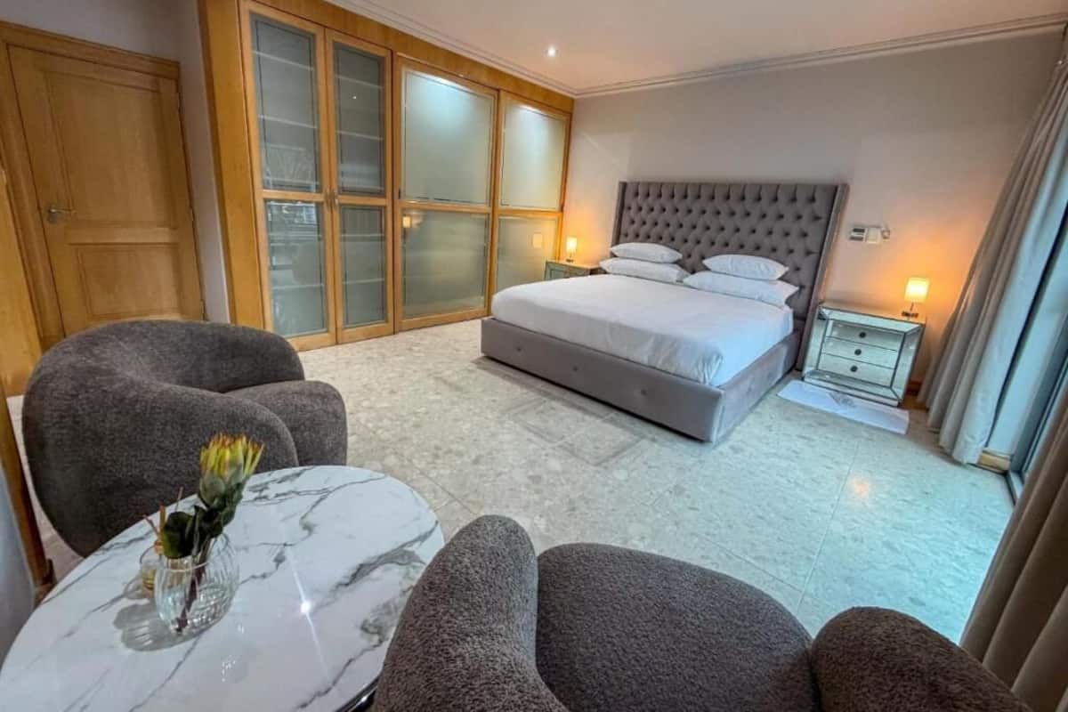 Suite ejecutiva, 1 cama de matrimonio grande, bañera de hidromasaje, vistas a la piscina | Minibar, caja fuerte, wifi gratis