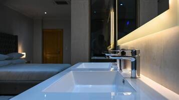 Suite ejecutiva, 1 cama de matrimonio grande, Aire acondicionado, vistas a la piscina | Minibar, caja fuerte, wifi gratis