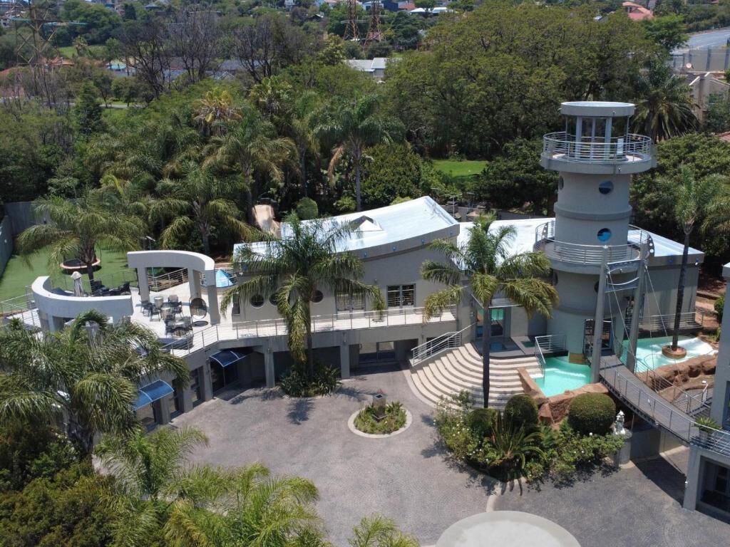 Una piscina cubierta, 3 piscinas al aire libre, sombrillas, tumbonas