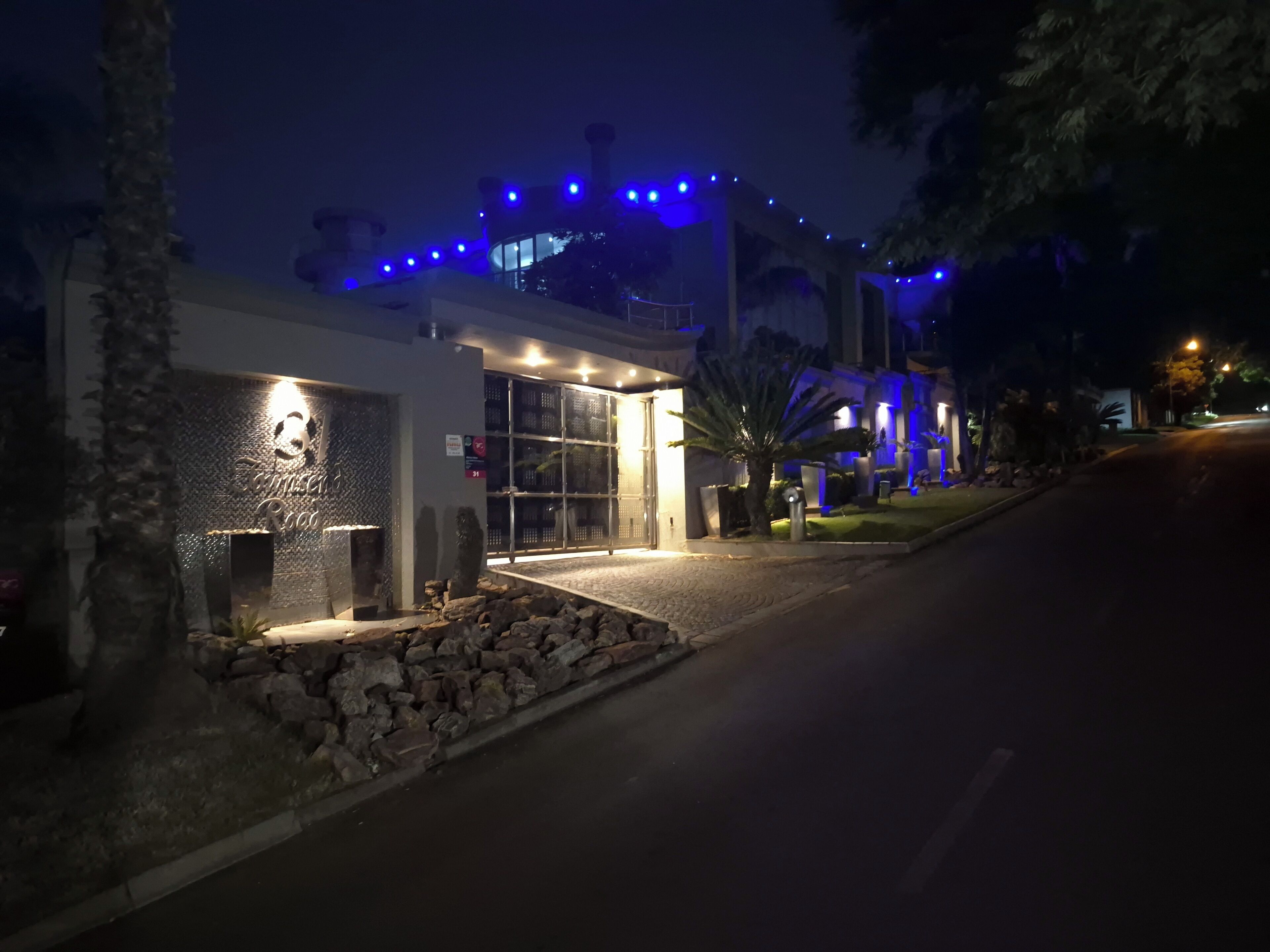 Bagian depan properti - sore/malam