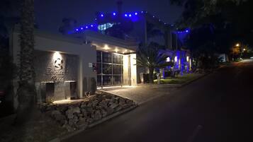 Bagian depan properti - sore/malam