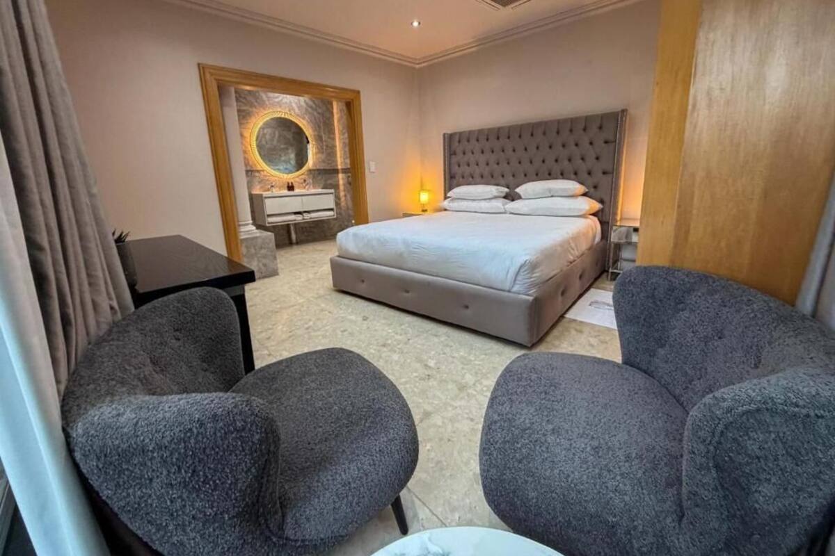 Suite Premier, 1 cama de matrimonio grande, bañera de hidromasaje, vistas a la piscina | Minibar, caja fuerte, wifi gratis