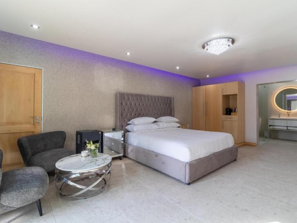 Deluxe suite, terras, uitzicht op tuin | Een minibar, een kluis op de kamer, gratis wifi