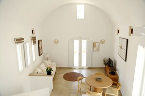 Suite Deluxe, 2 habitaciones, patio, vista a la alberca | Área de sala de estar | Smart TV de 40 pulgadas con canales vía satélite y Netflix 