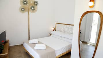 Chambre Double Classique, patio, vue partielle sur la mer | Literie de qualité supérieure, couette en duvet d'oie, surmatelas