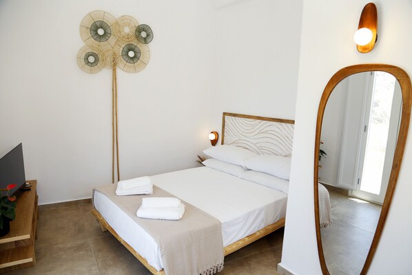 Quarto casal clássico, varanda, vista parcial para o mar | Roupas de cama premium, edredons de pluma, camas com colchões pillow-top
