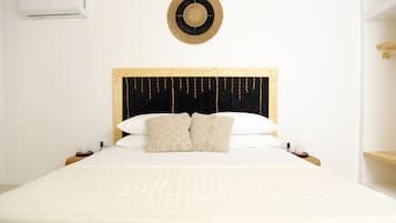 Suite Confort, 1 habitación, patio, vista a la alberca | Ropa de cama de alta calidad, edredón y camas con pillow-top