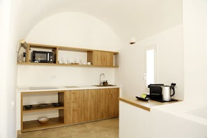 Suíte conforto, 2 quartos, varanda, vista para a piscina | Cozinha privada | Máquina de café expresso, cafeteira/chaleira, chaleira elétrica