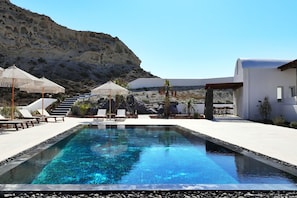 Piscine extérieure (ouverte en saison), parasols de plage