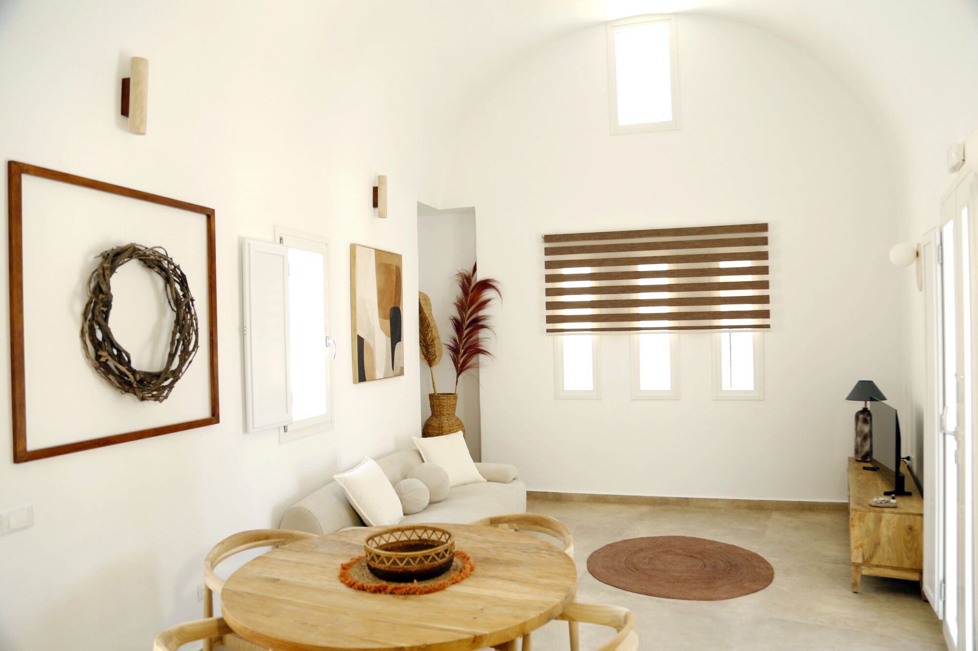 Suite Confort, 2 chambres, patio, vue piscine | Coin séjour | TV connectée de 40 pouces avec chaînes par satellite, Netflix
