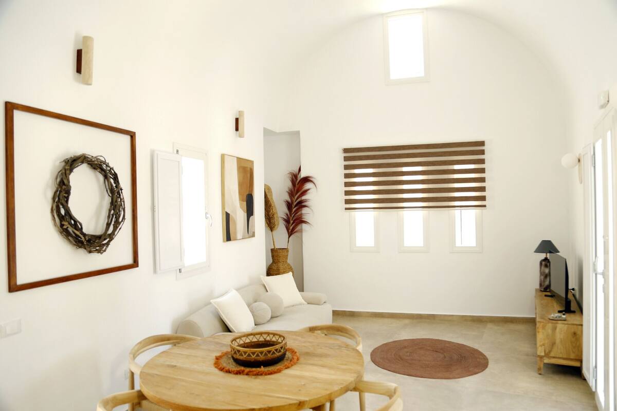 Suíte conforto, 2 quartos, varanda, vista para a piscina | Área de estar | Smart TV 40 polegadas com canais via satélite, Netflix