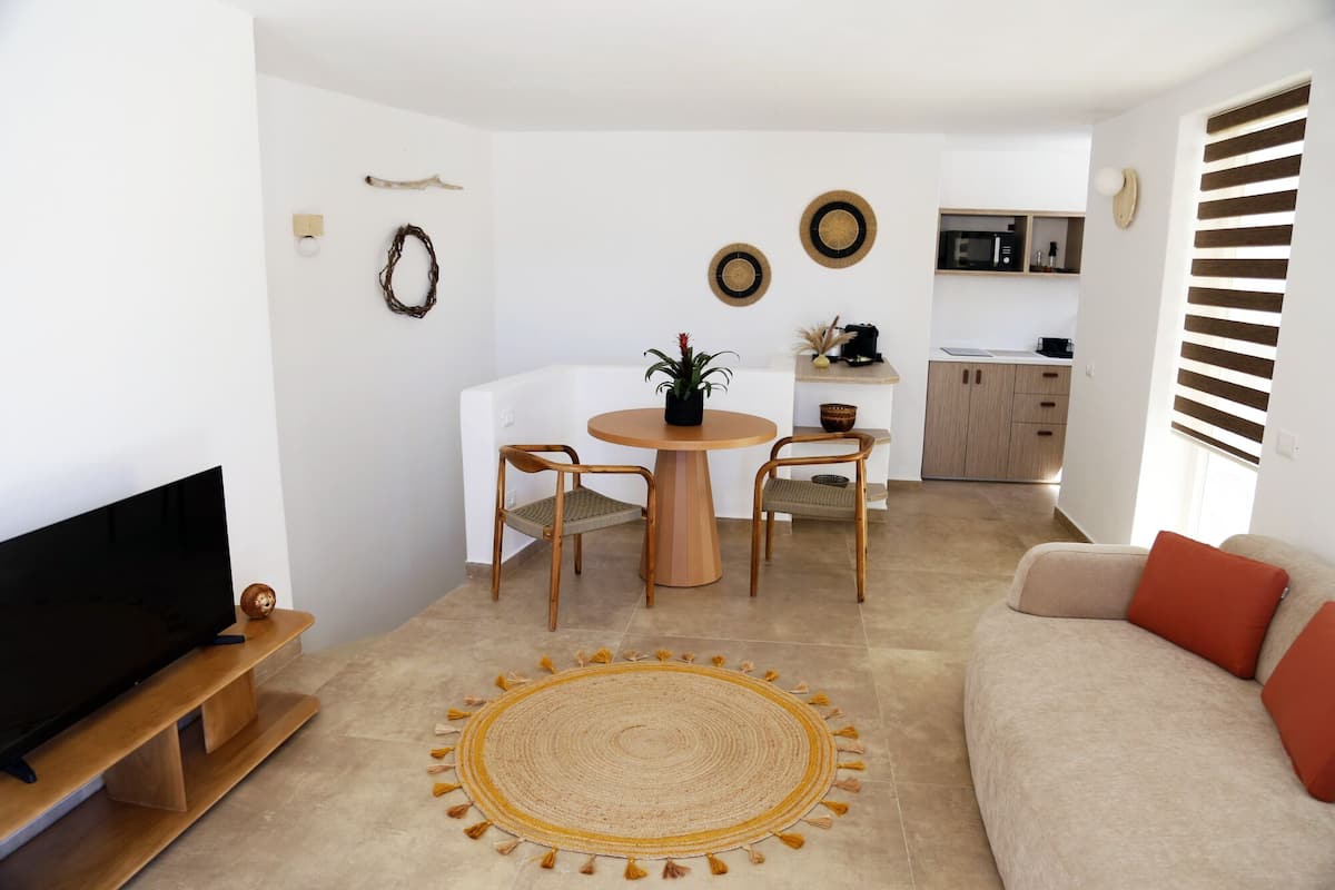 Suíte conforto, 1 quarto, varanda, vista para a piscina | Sala de jantar