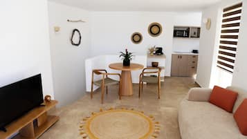 Comfort-sviitti, 1 makuuhuone, patio, näköala uima-altaalle | Ruokasali