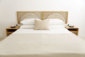 Suite Deluxe, 2 habitaciones, patio, vista a la alberca | Ropa de cama de alta calidad, edredón y camas con pillow-top 