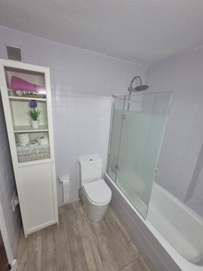 Hårtørrer, håndklæder, Sæbe, Toiletpapir