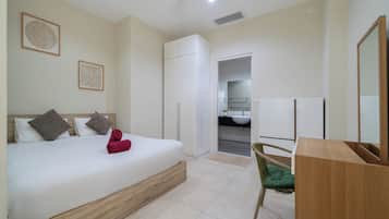 Apartment, 3 Bedrooms, Partial Sea View | Peti besi dalam bilik, seterika/papan seterika, Wi-fi percuma