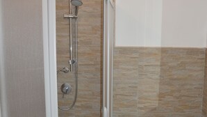 Dusche, Haartrockner, Bidet, Handtücher