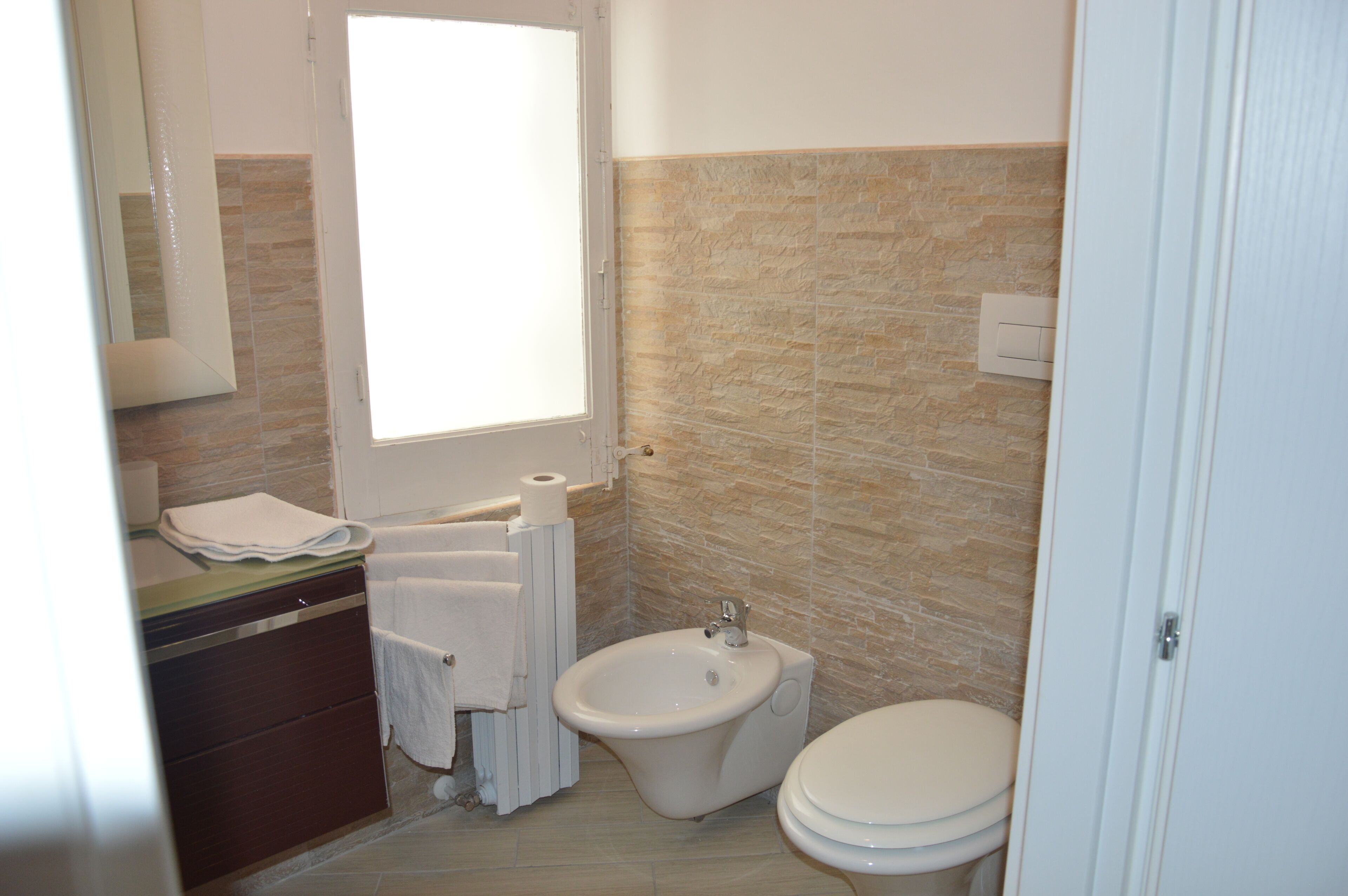 Douche, sèche-cheveux, bidet, serviettes fournies