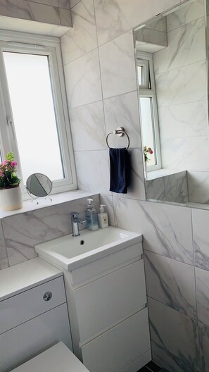 Séchoir à cheveux, serviettes fournies, savon, papier de toilette