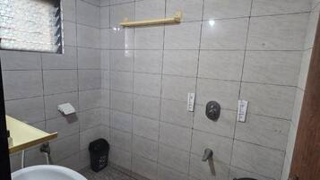 Royal Triple Room | Bathroom | Shower, towels