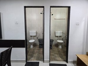Family Room | Bathroom | Shower, towels - Hotel Sukh Sagar (Gujarat)