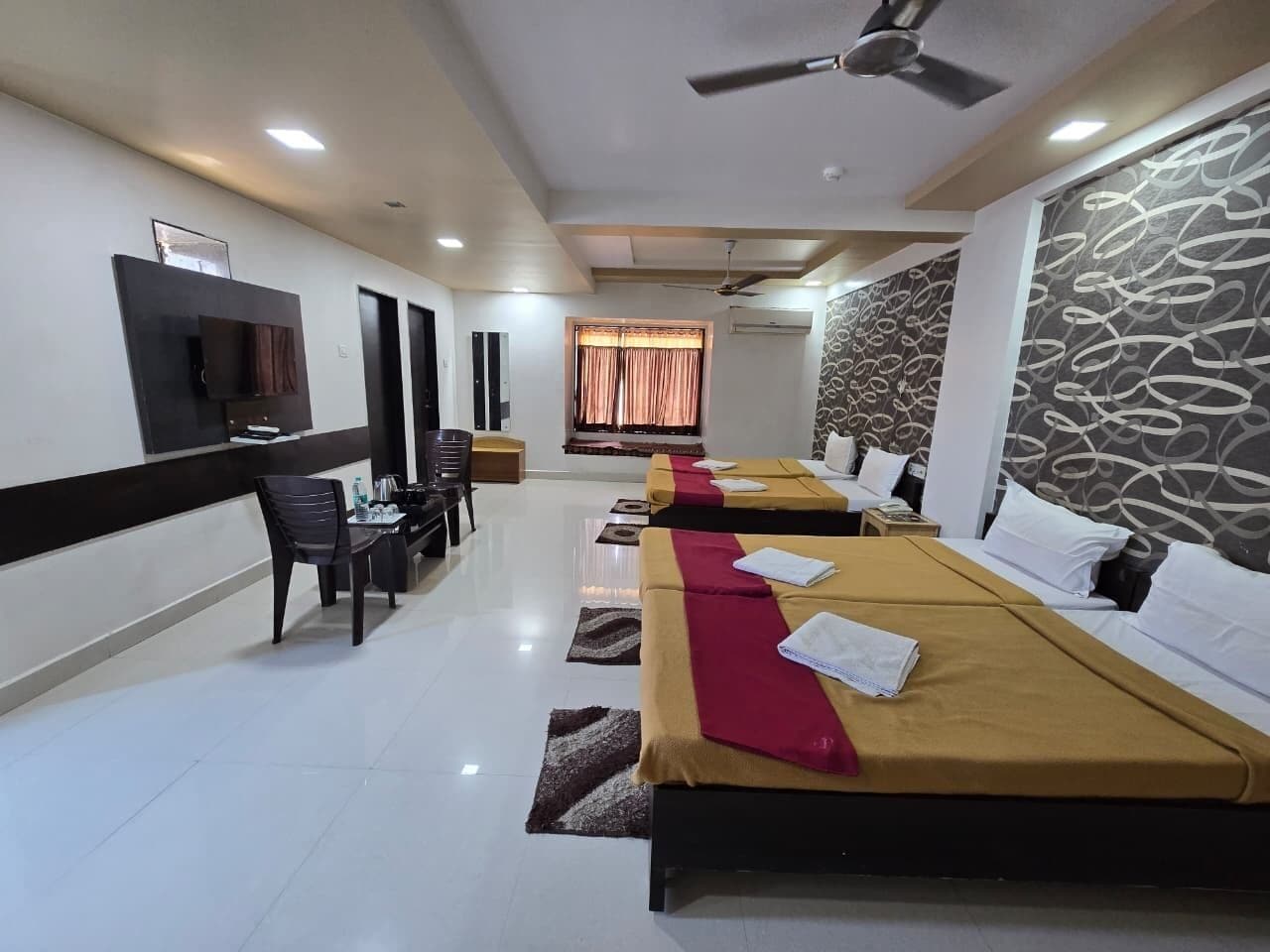 Family Room | Premium bedding, memory foam beds, bed sheets