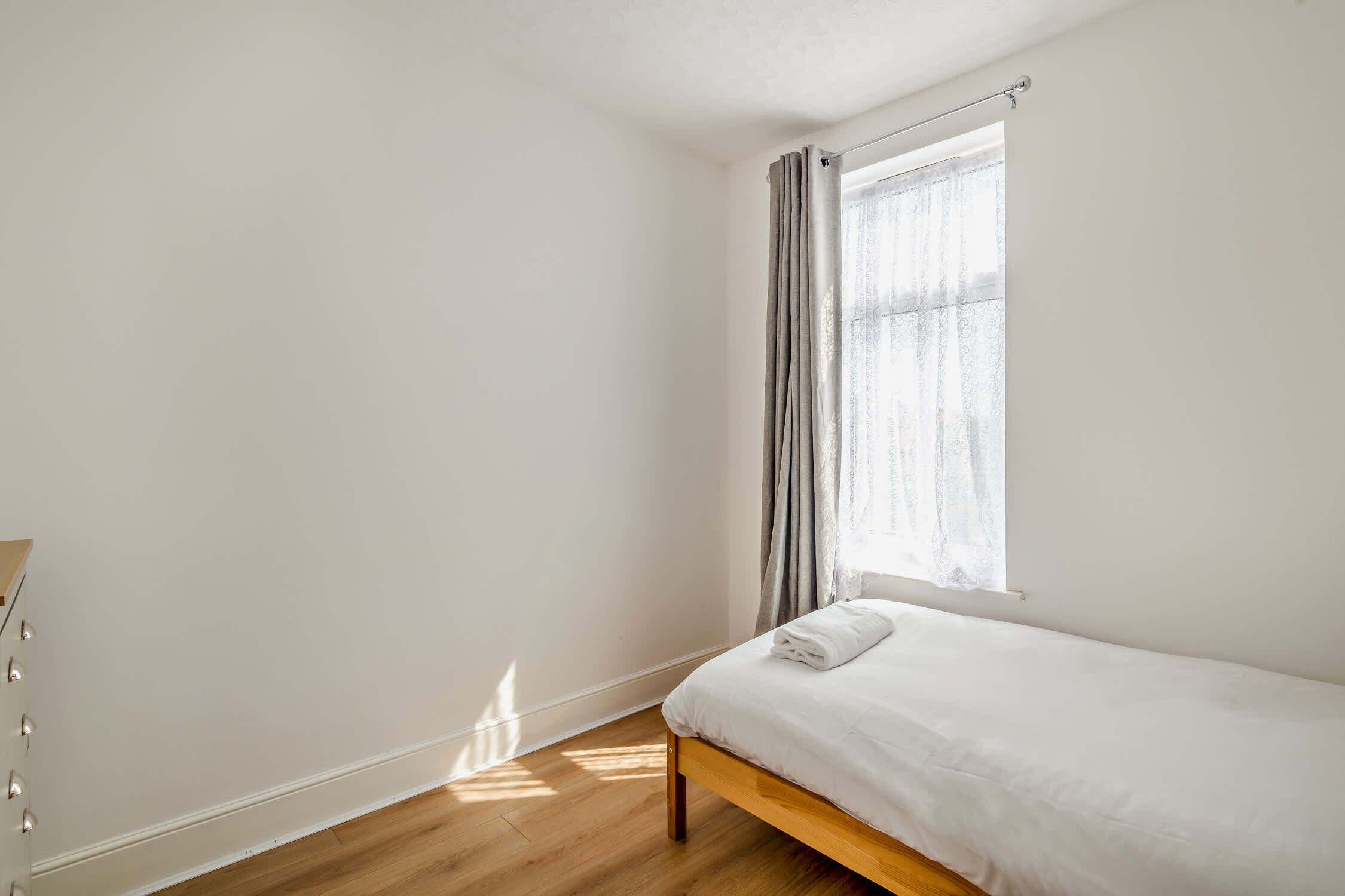 6 quartos, ferros/tábuas de passar roupa, Wi-Fi, roupa de cama