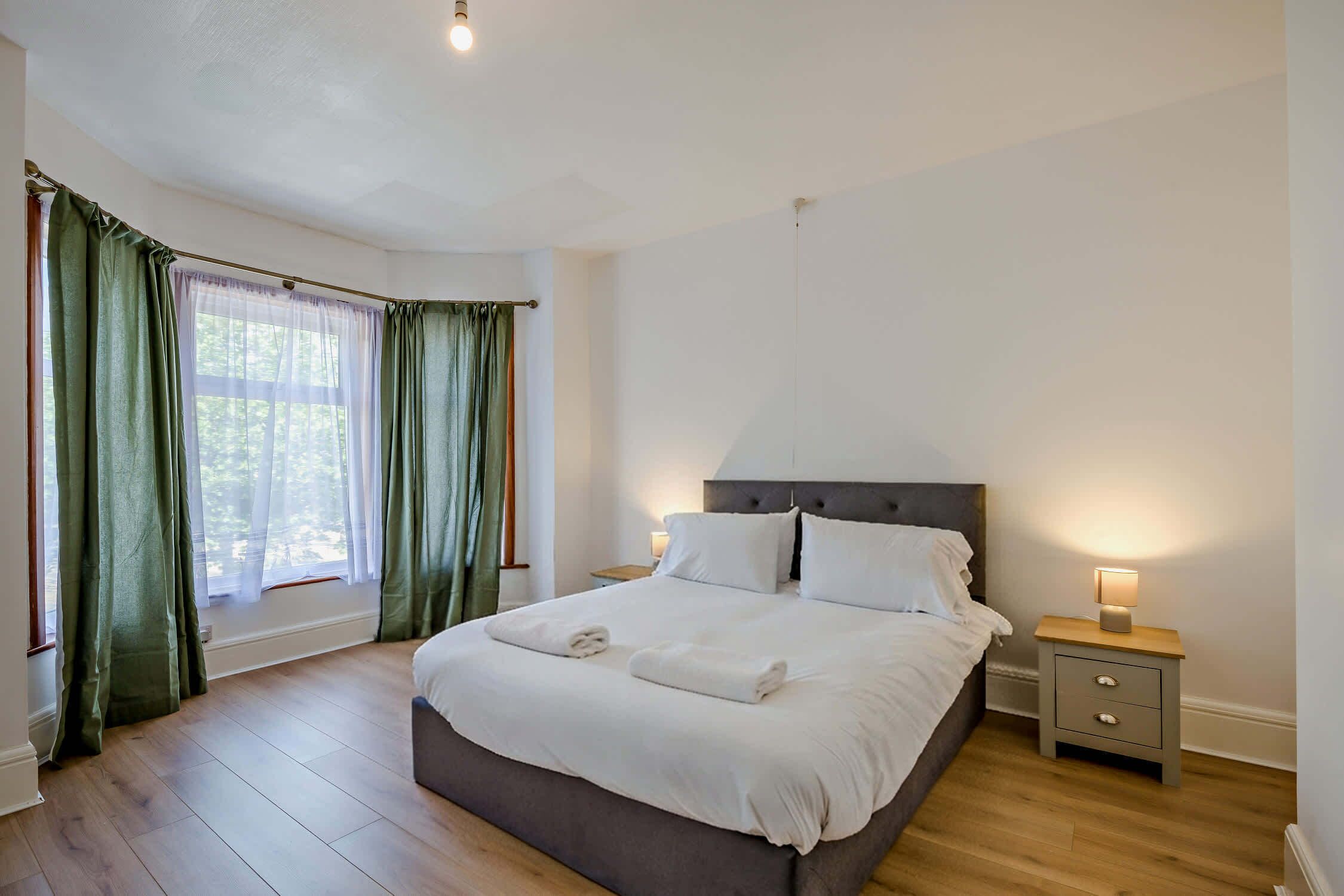 6 slaapkamers, een strijkplank/strijkijzer, wifi, beddengoed