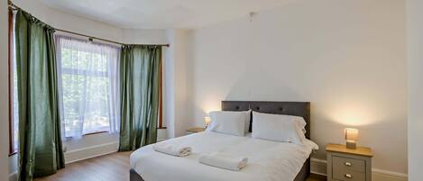 6 bedrooms, iron/ironing board, WiFi, bed sheets