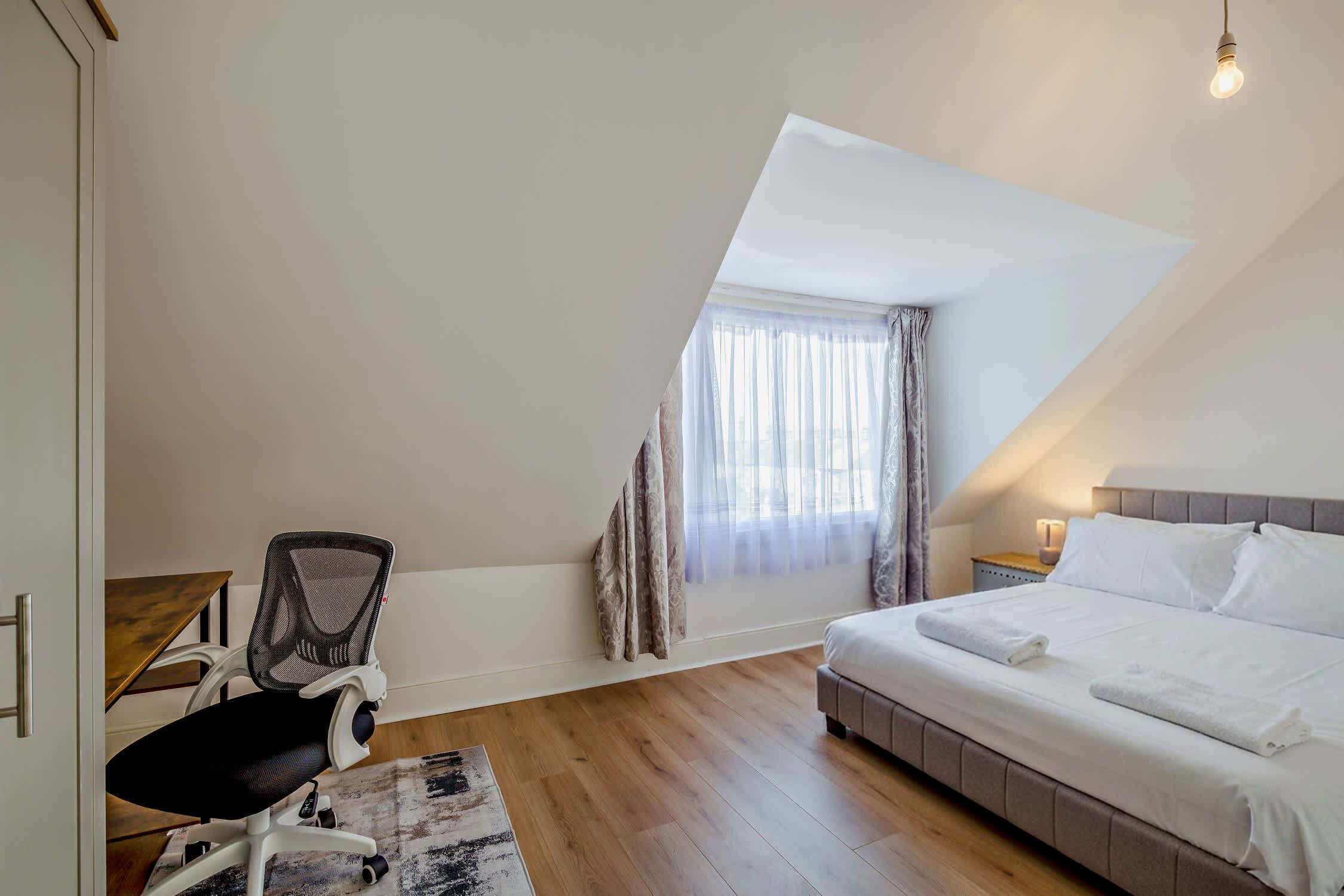 6 habitaciones, tabla de planchar con plancha, wifi y ropa de cama 